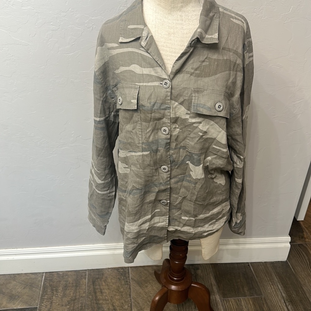 Rails Everett camo button down top size small.